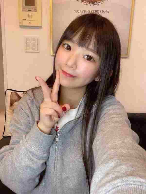 长泽茉里奈美照:妹妹长泽圣爱今年19岁,也是她第一次拍摄写真.