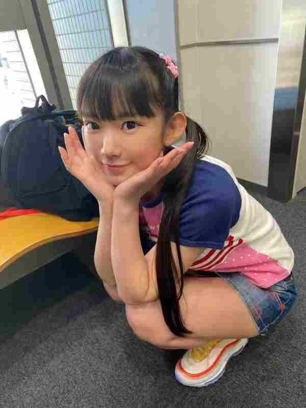 长泽茉里奈美照:妹妹长泽圣爱今年19岁,也是她第一次拍摄写真.